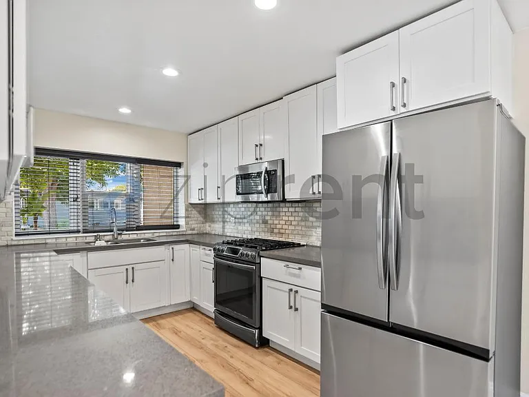 566 Beechmont Ln — Photo 8