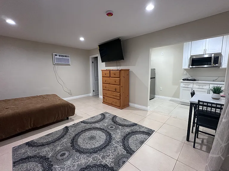 200 S Palm Dr — Photo 7