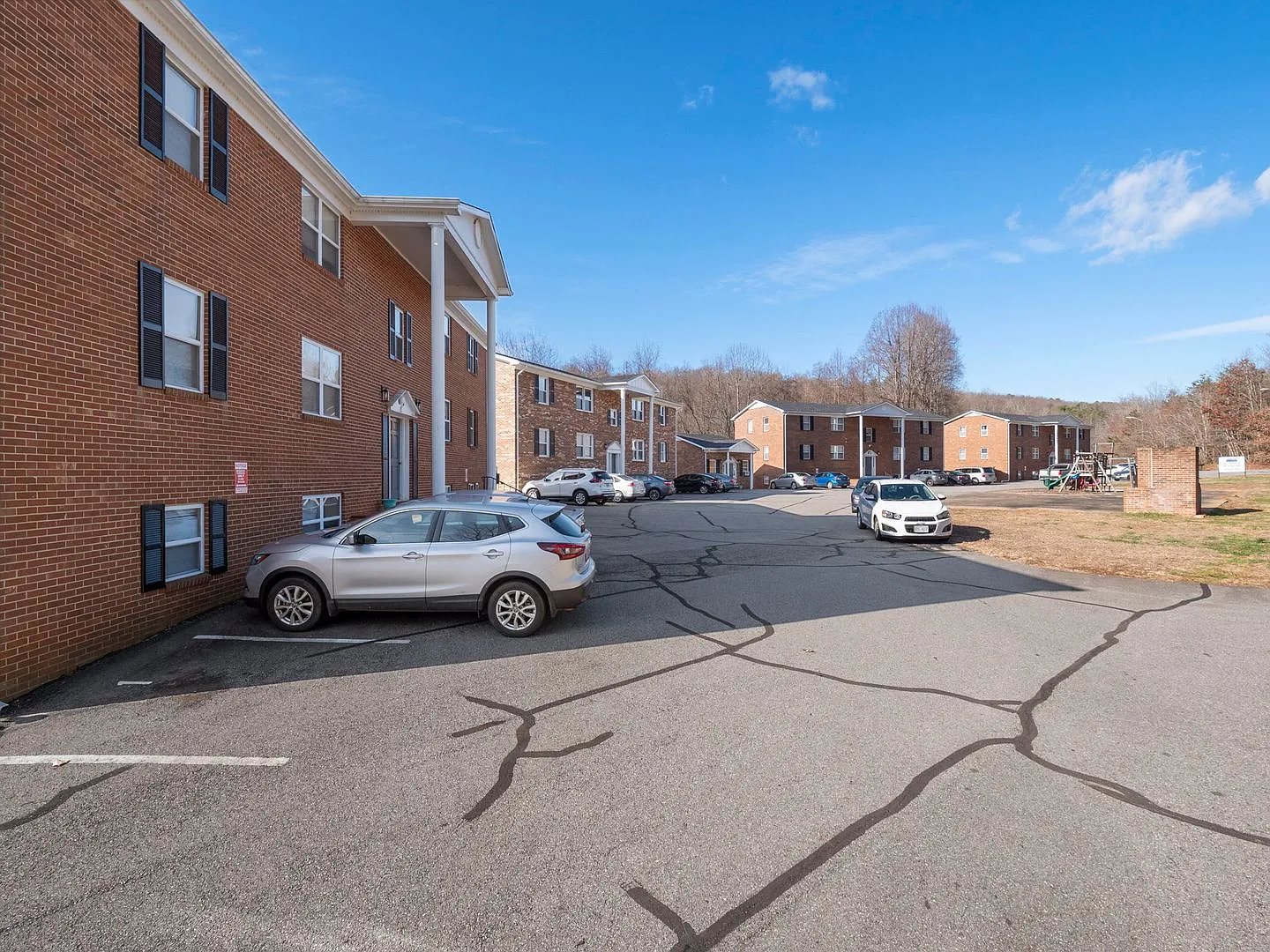 Sunset Manor Apartments — Photo 4