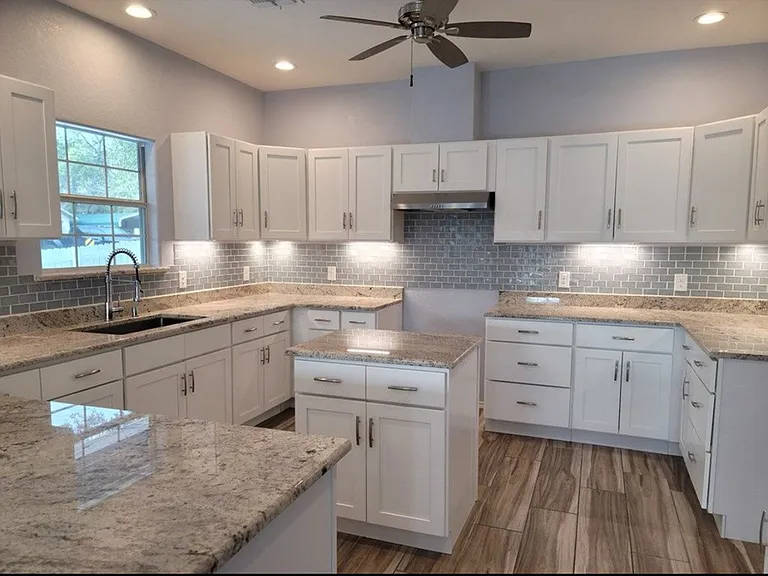 1600 Woodside Dr — Photo 2