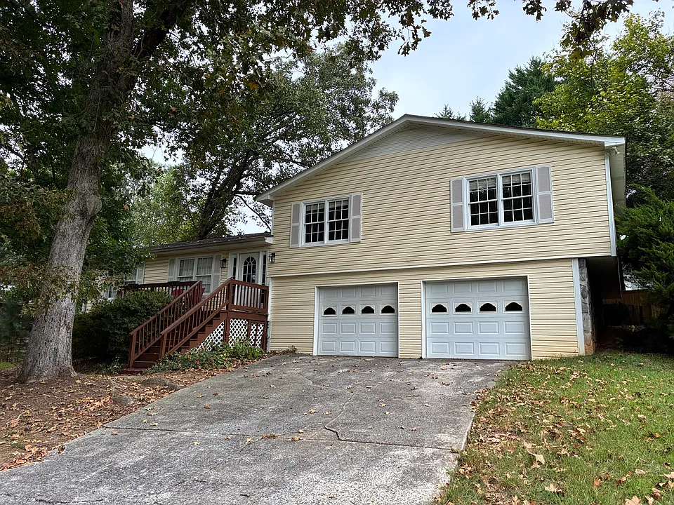 1930 Beaver Brook Ln NE