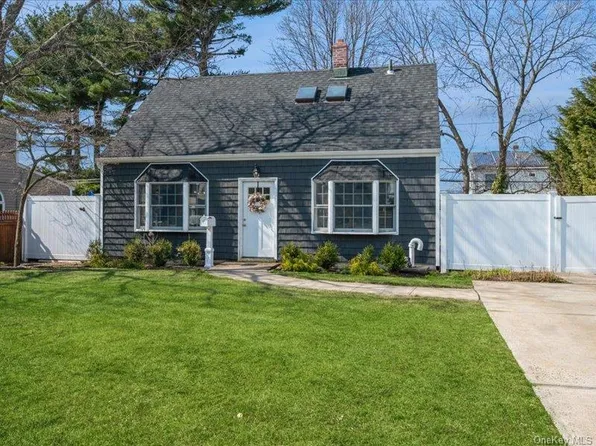 8 Crabtree Lane, Levittown, NY 11756