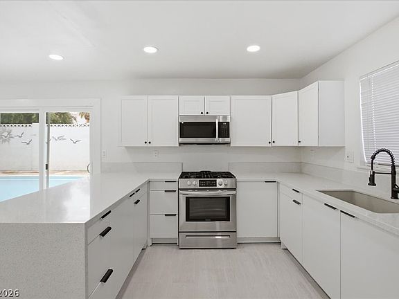 3rd image of 4013 Esmeralda Ave