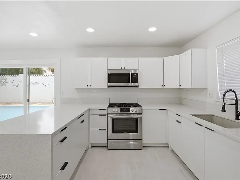 4013 Esmeralda Ave — Photo 3
