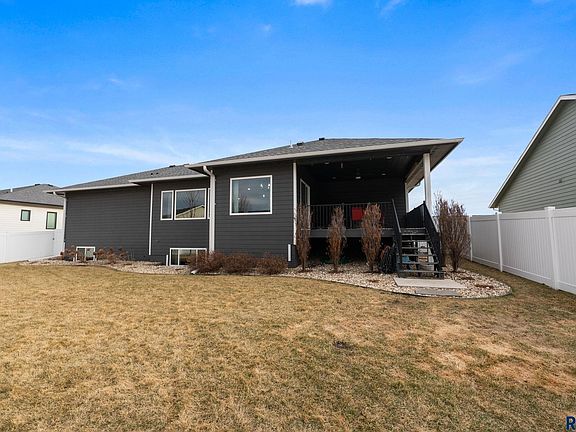 3rd image of 104 E Birchwood Dr