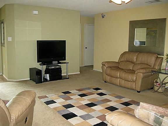 3rd image of 4913 Trail Hollow Dr