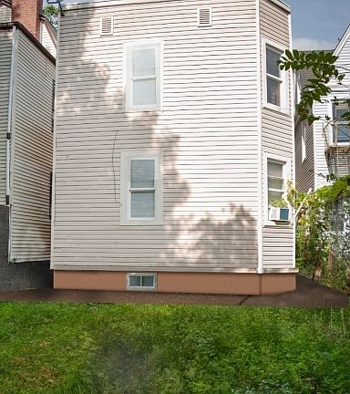 3rd image of 380 Sandford Ave
