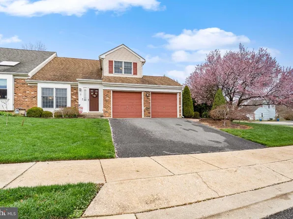 2 Green Meadow Ct, Newark, DE 19711