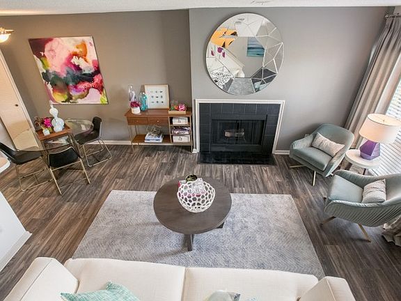 Enjoy the gas fireplace on cool winter nights at Williamsbur