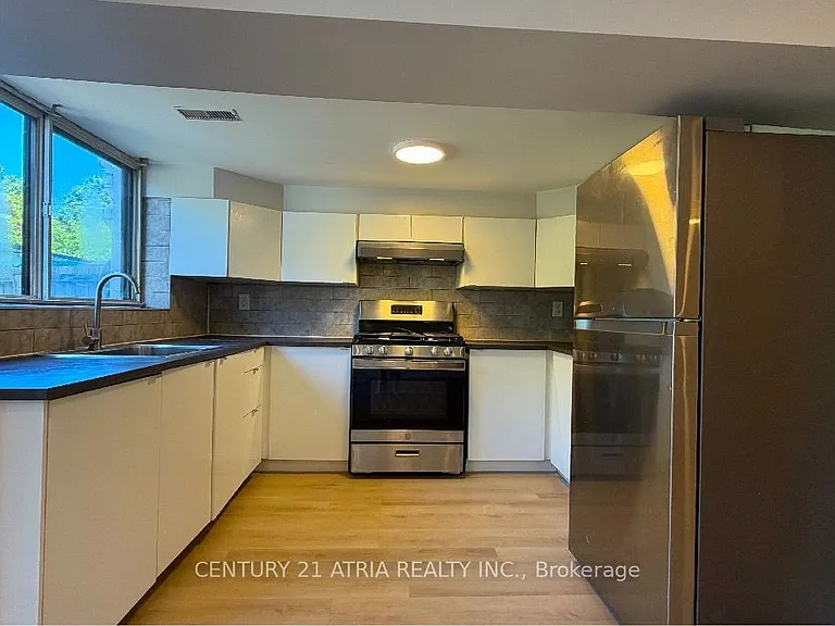 65 Newlin Cres #REAR GROUND FLR — Photo 7