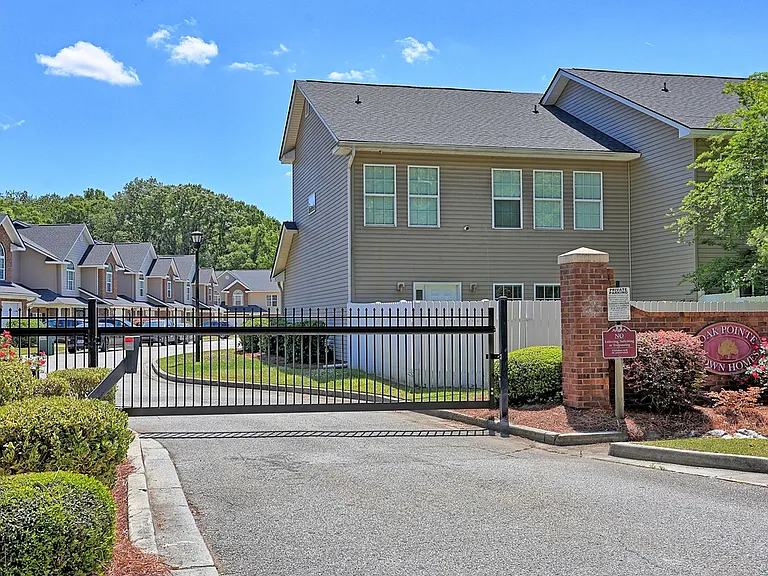704 Kendal Ct — Photo 3