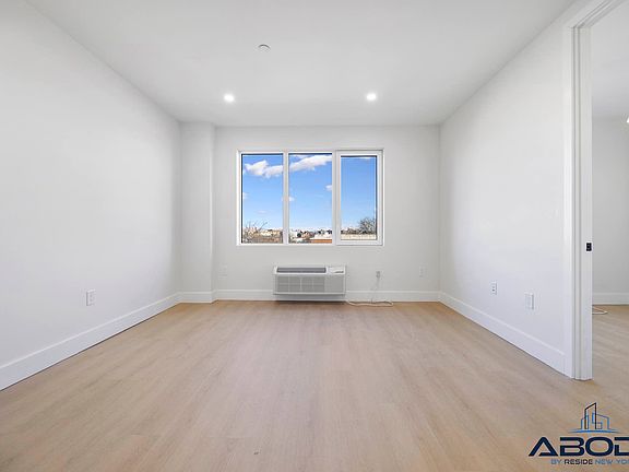 3rd image of 102 E 53rd St Unit 3C