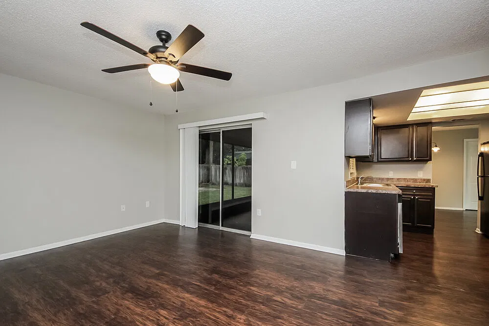 4 bed, 2.0 bath, 1661 sqft, $2,555 — Photo 4