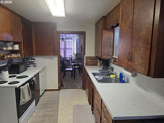 4th image of 925 SE Main St