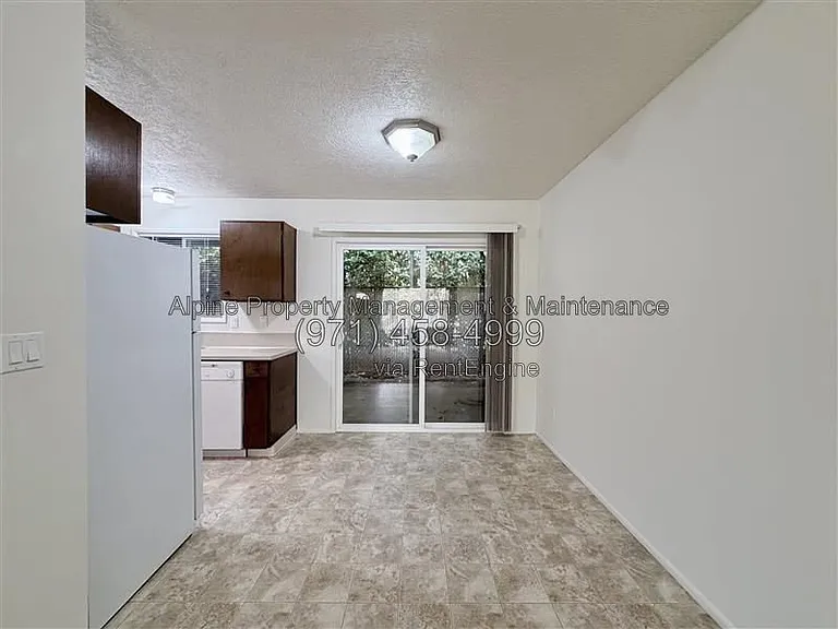 925 NW Joy Ave #4 — Photo 4