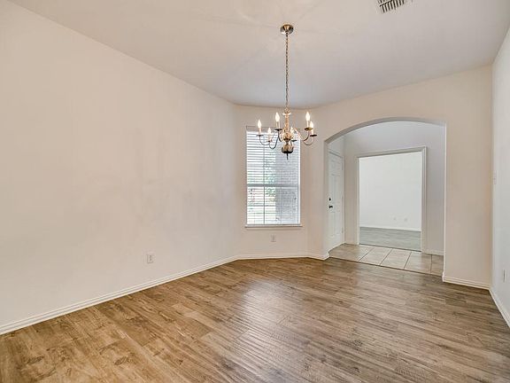 5th image of 819 Rushmore Dr