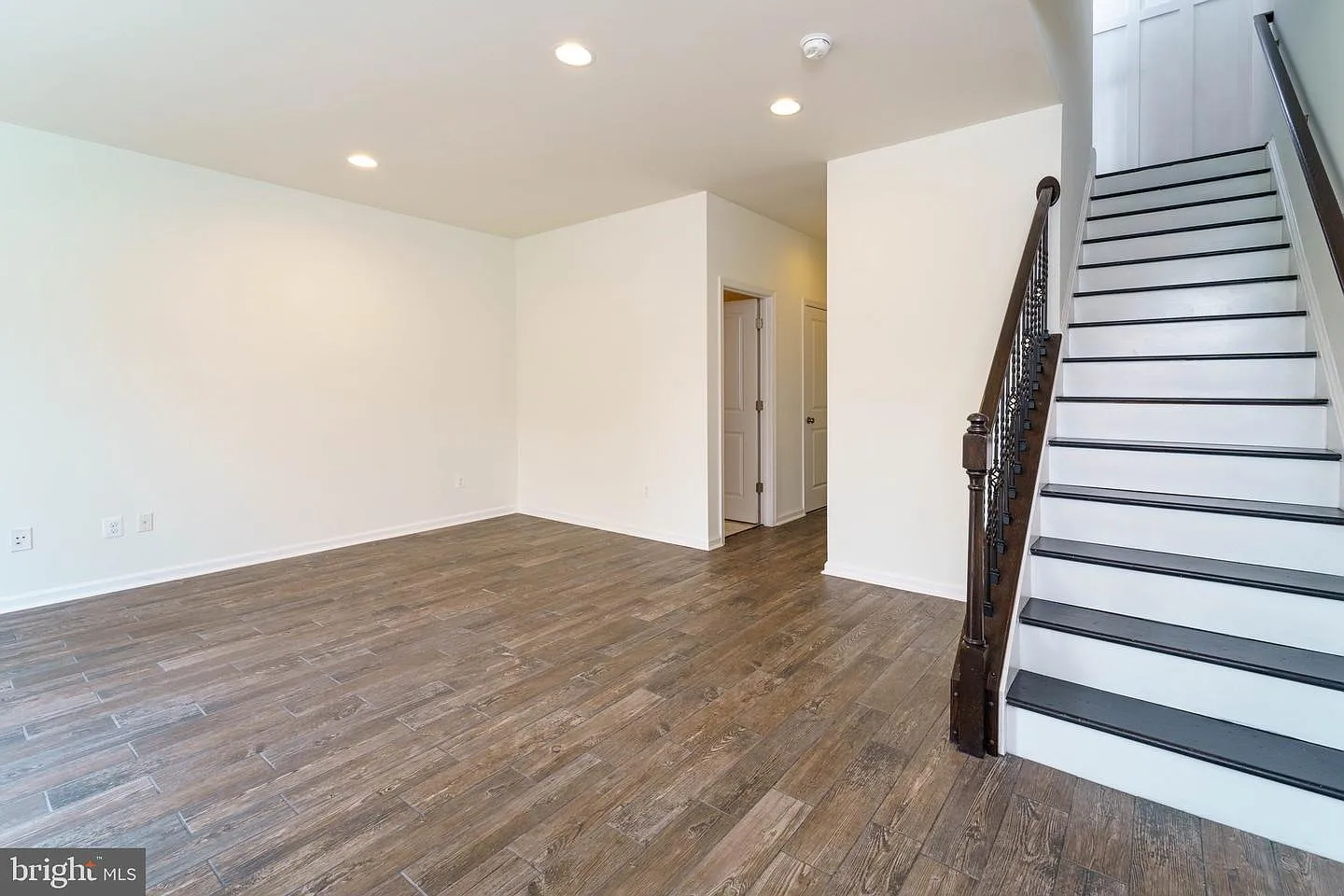 3 bed, 2380 sqft, $3,395 — Photo 4