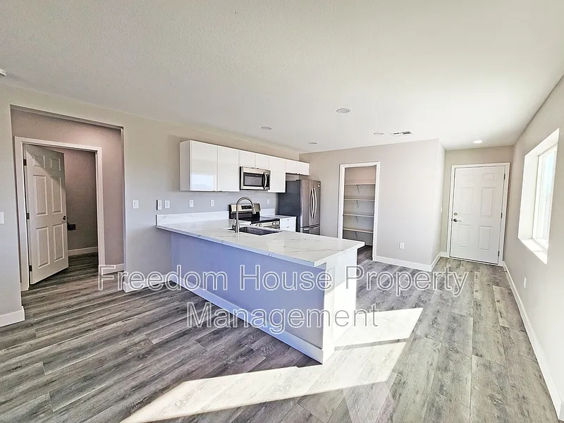 2 bed, 2.0 bath, 1082 sqft, $1,636 — Photo 4