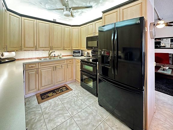 3rd image of 2032 Ventnor H #2032
