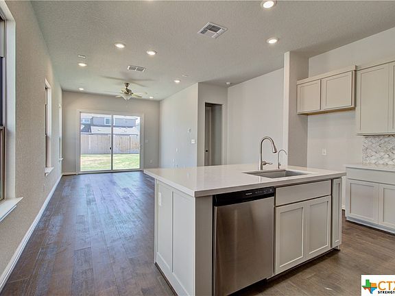 4th image of 875 Farmhouse Trl