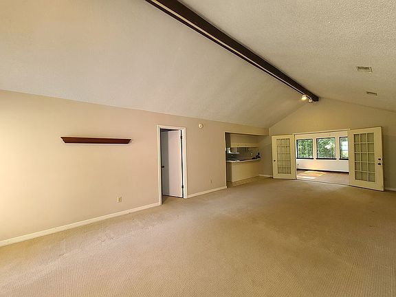 5th image of 13 Oaklawn Dr