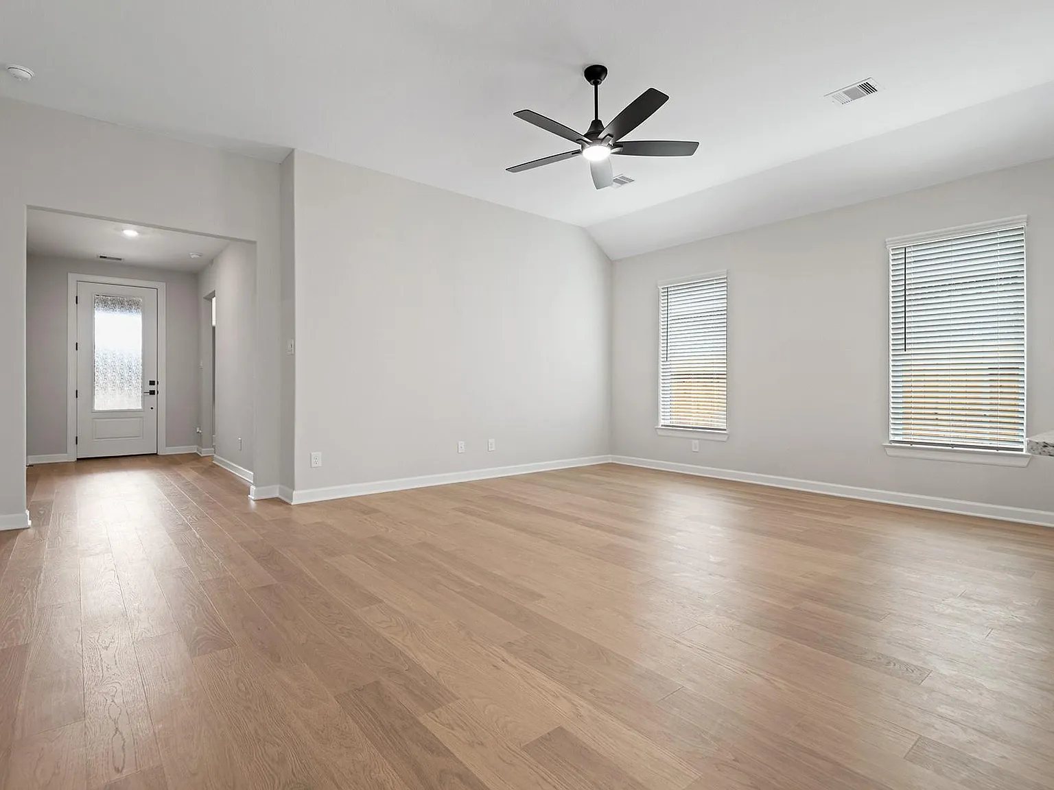 4 bed, 2.0 bath, 1801 sqft, $2,820 — Photo 3