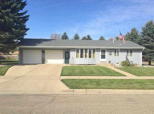 2204 Crescent Dr, Minot, ND 58703