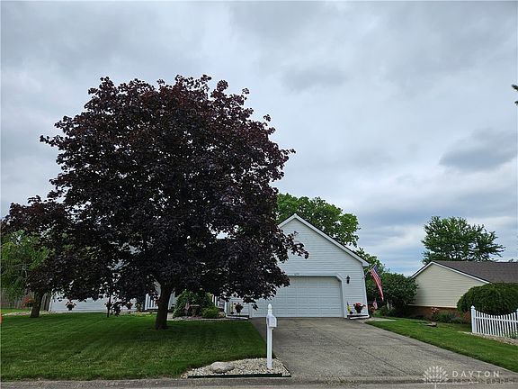 4th image of 695 Wisteria Dr
