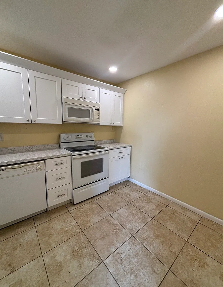 Annual 2-bedroom 2-bath. Available — Photo 3