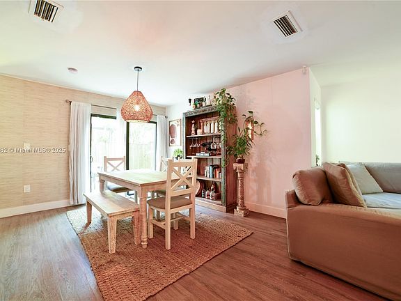 5th image of 2927 Catalina St #4