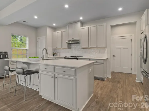 10250 Paper Birch Dr, Charlotte, NC 28215