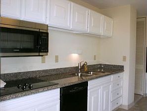 Kitchen w/granite