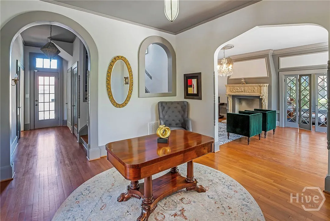 8 bed, 3.5 bath, 5500 sqft, $9,000 — Photo 4