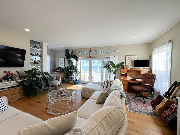 712 E Broadway — Photo 9