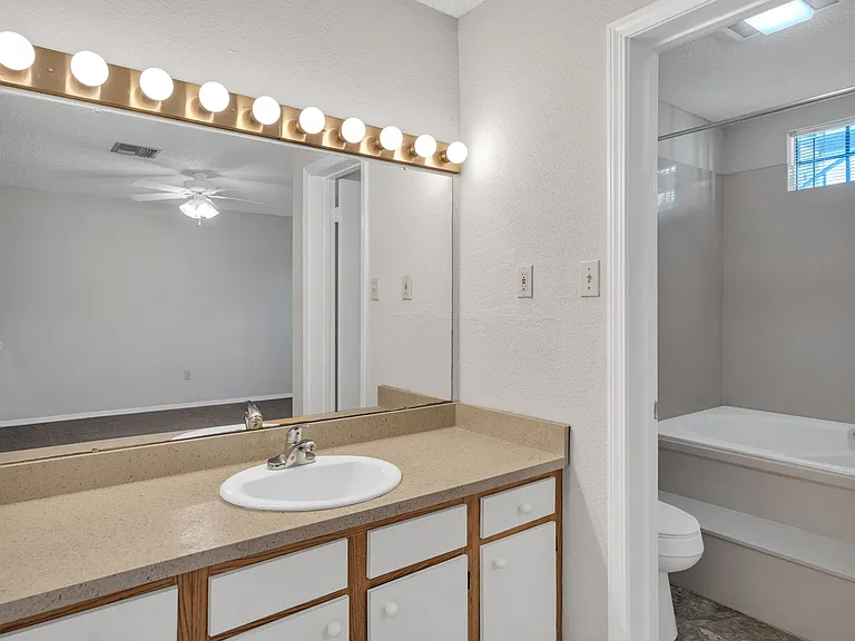 Woodlake Apartments — Photo 57