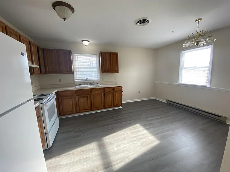 700 Thomas Ln — Photo 2