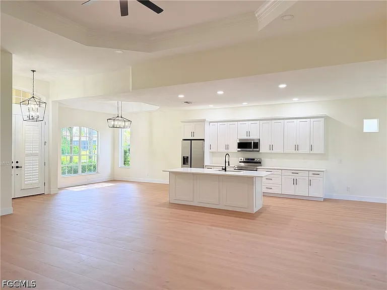11001 Sea Tropic Ln — Photo 3