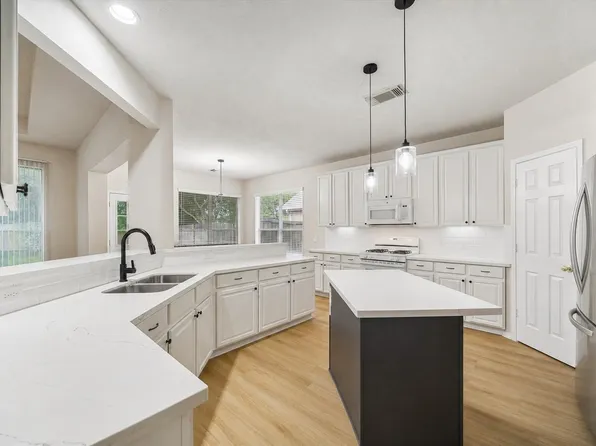 515 Deer Hollow Dr, Sugar Land, TX 77479