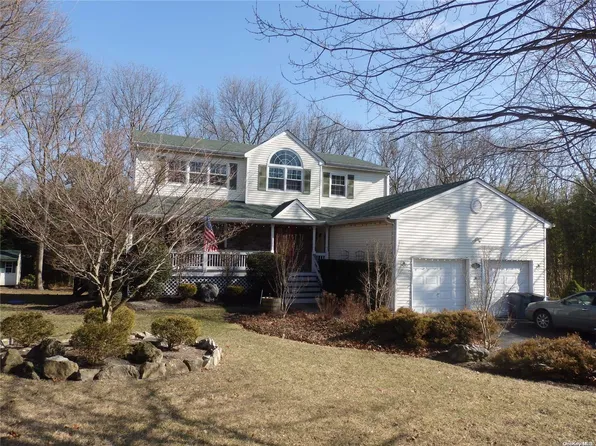 46 Foxboro Avenue, Farmingville, NY 11738