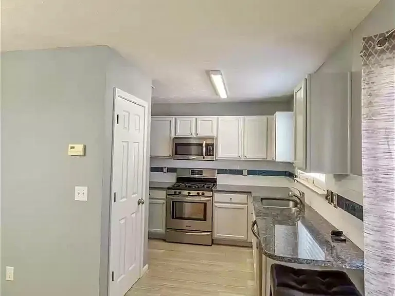 170 Windcroft Ct NW — Photo 3