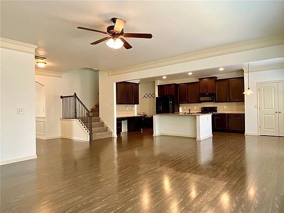 2nd image of 611 Stonehurst Ln