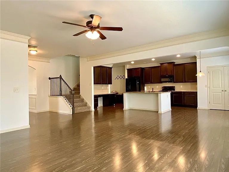 611 Stonehurst Ln — Photo 2