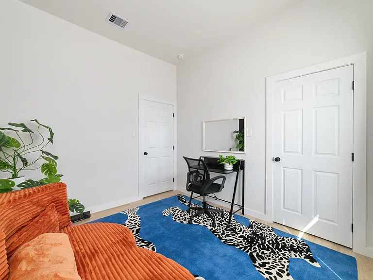 Workroom/Lounge/Makeup room