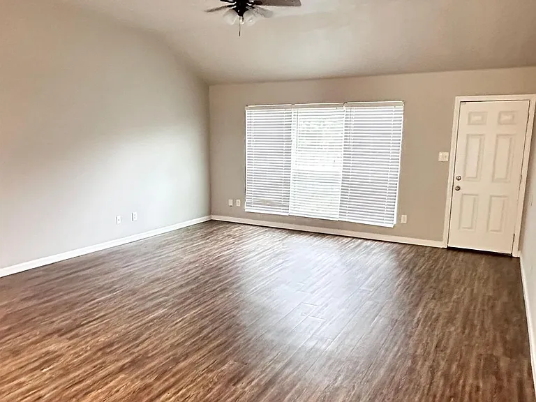 22707 Bridgewater Dr — Photo 3
