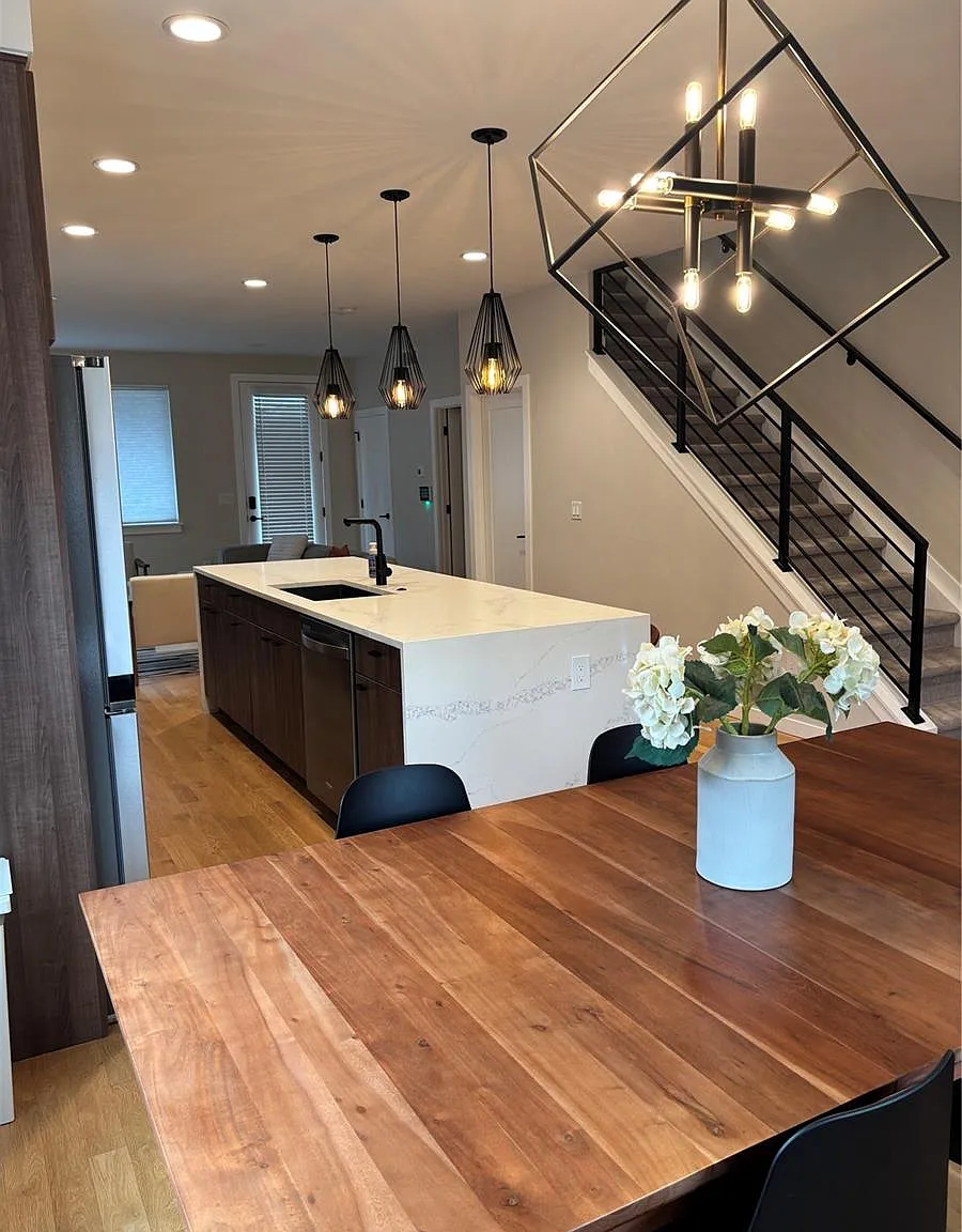 3 bed, 2.5 bath, 2400 sqft, $3,499 — Photo 3
