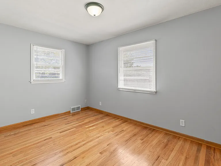 11214 Leavenworth St — Photo 18
