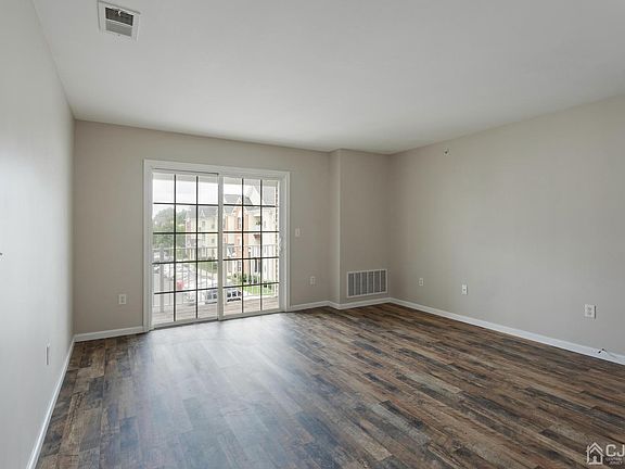 4th image of 1136 Fernwood Ct #1136