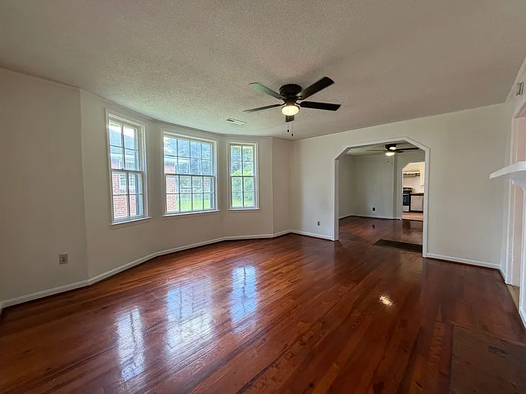 19 Oak St NE — Photo 4