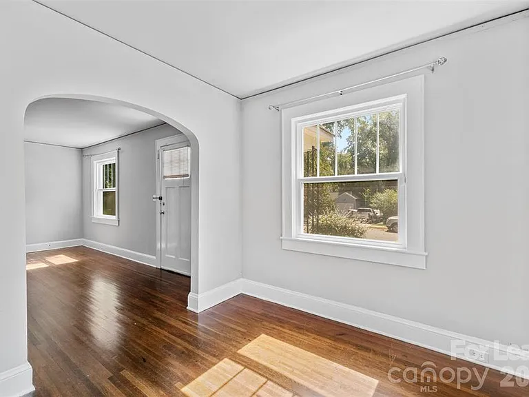 1936 Garibaldi Ave — Photo 6