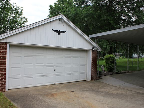 Detached garage/patio